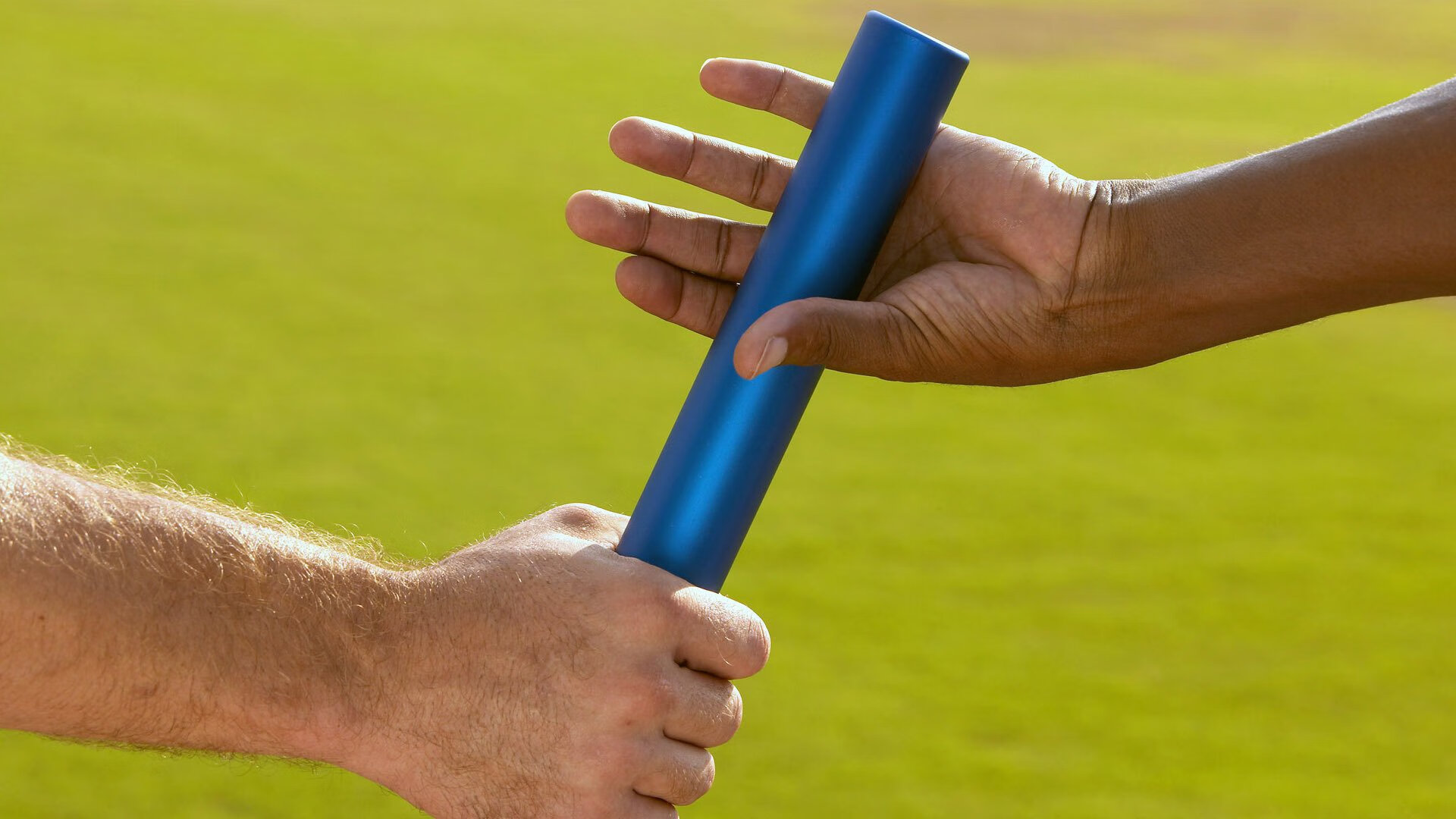 开云体育-当蓝鹰啄伤雄鹰，足球场上的宿命与新生